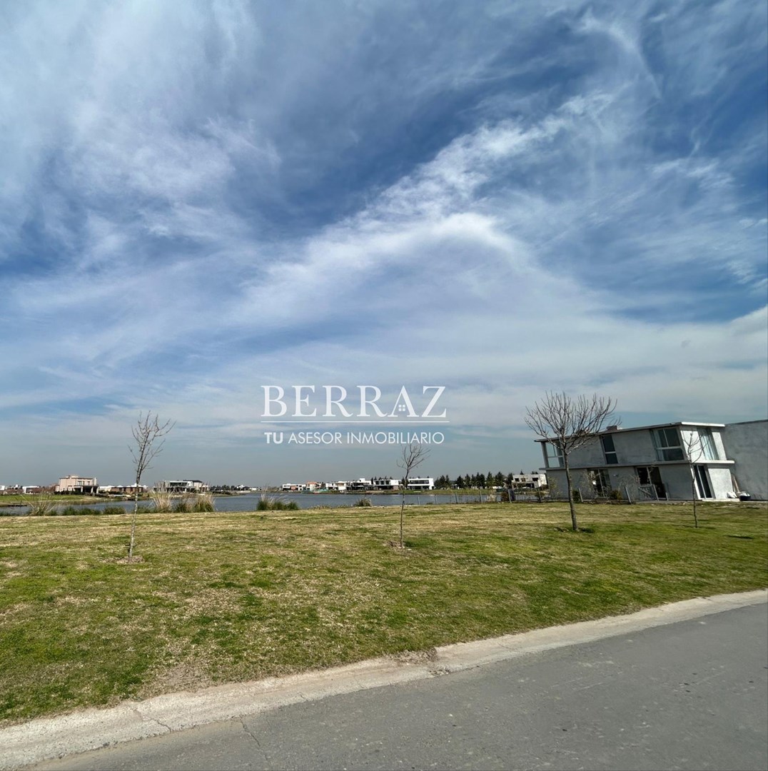 OPORTUNIDAD! Lote venta de 782 m2 al agua en El Naudir Escobar