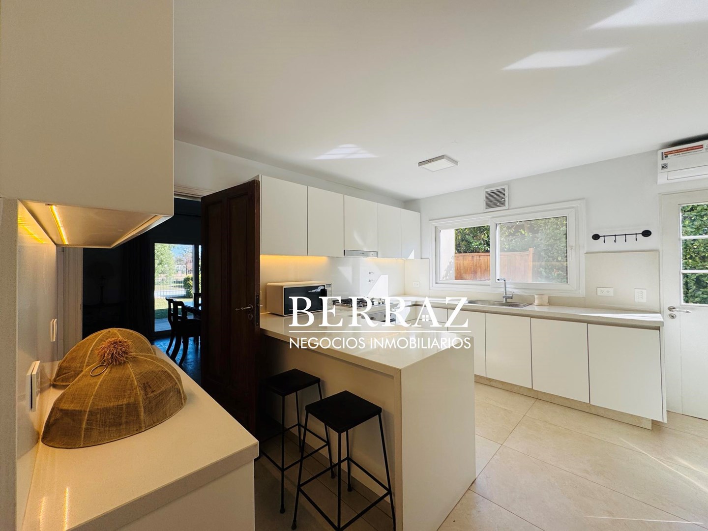 Casa Venta 6 Dormitorios Ayres de Pilar Lote de 1826 m2 Pilar