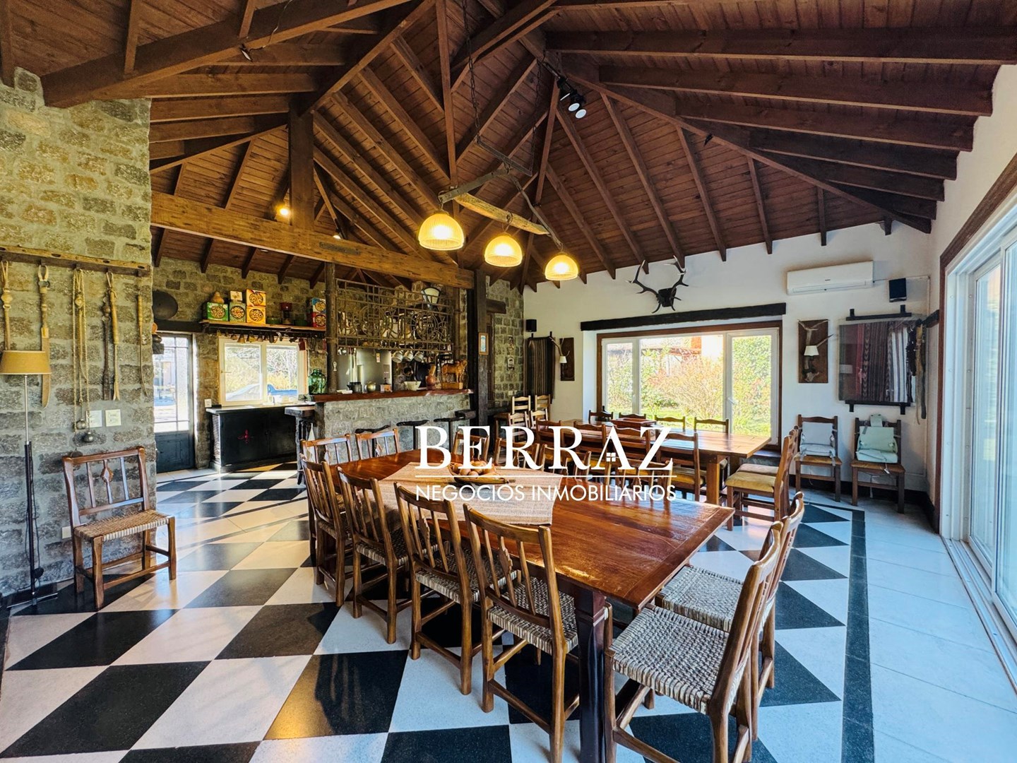 Casa Venta 6 Dormitorios Ayres de Pilar Lote de 1826 m2 Pilar