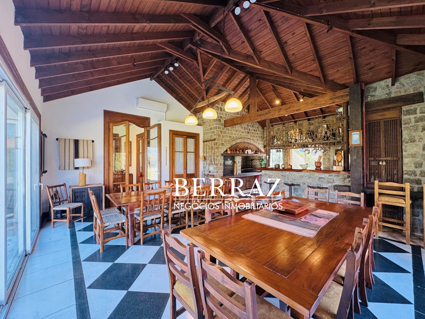 Casa Venta 6 Dormitorios Ayres de Pilar Lote de 1826 m2 Pilar