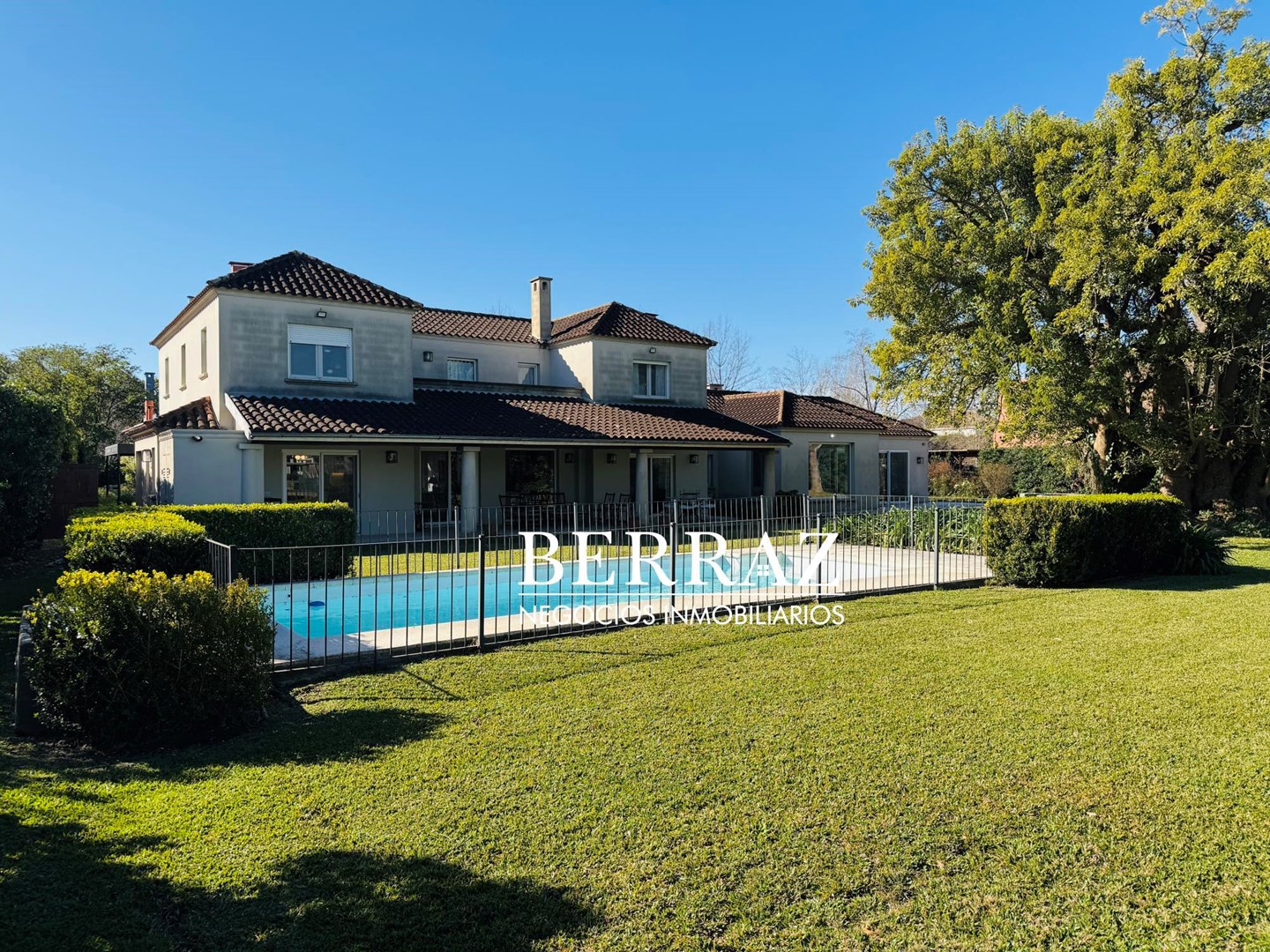 Casa Venta 6 Dormitorios Ayres de Pilar Lote de 1826 m2 Pilar