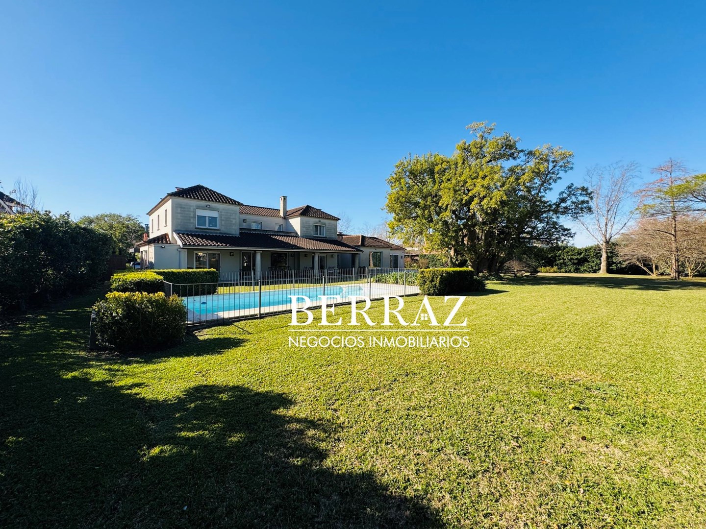 Casa Venta 6 Dormitorios Ayres de Pilar Lote de 1826 m2 Pilar