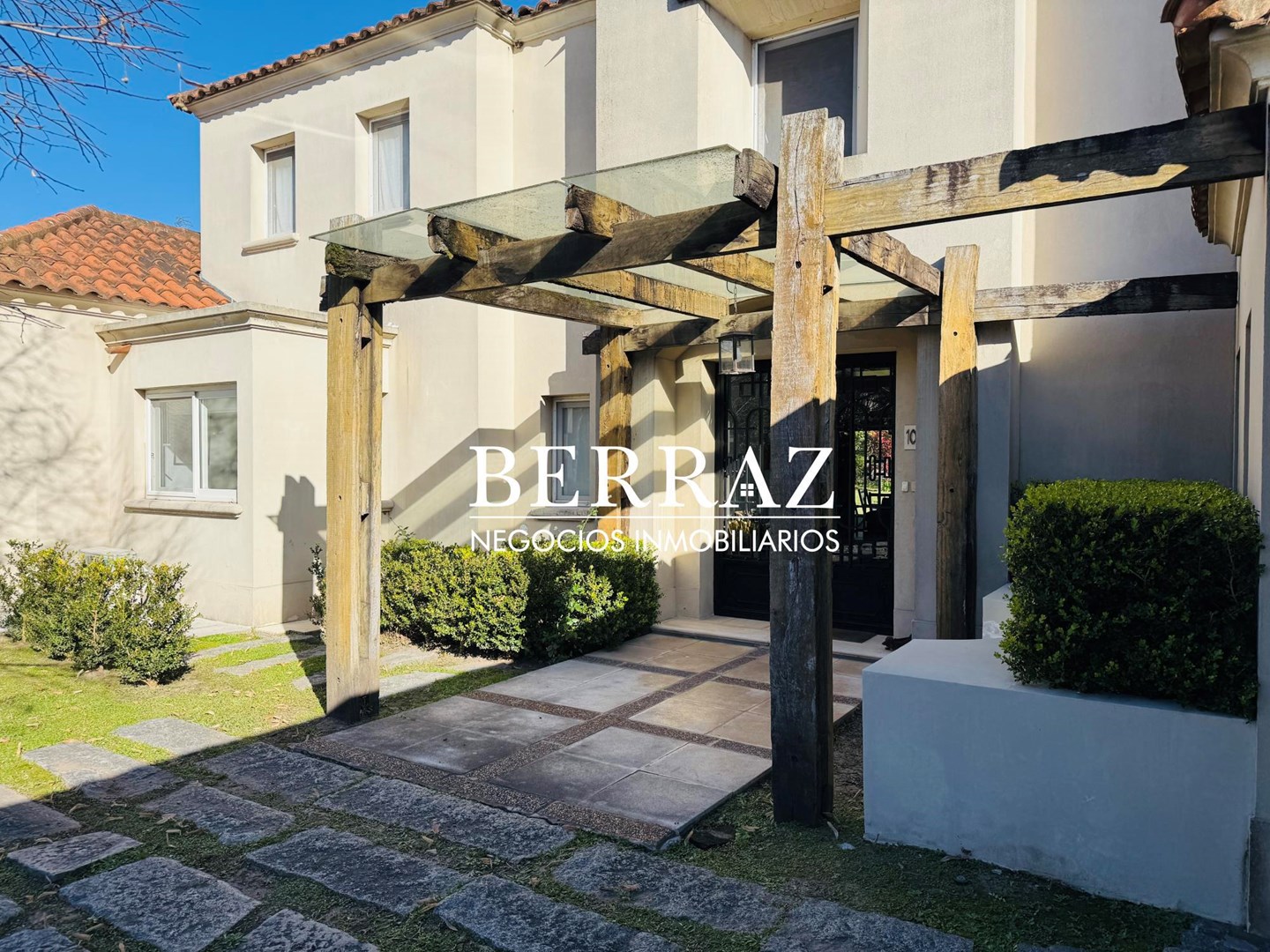 Casa Venta 6 Dormitorios Ayres de Pilar Lote de 1826 m2 Pilar