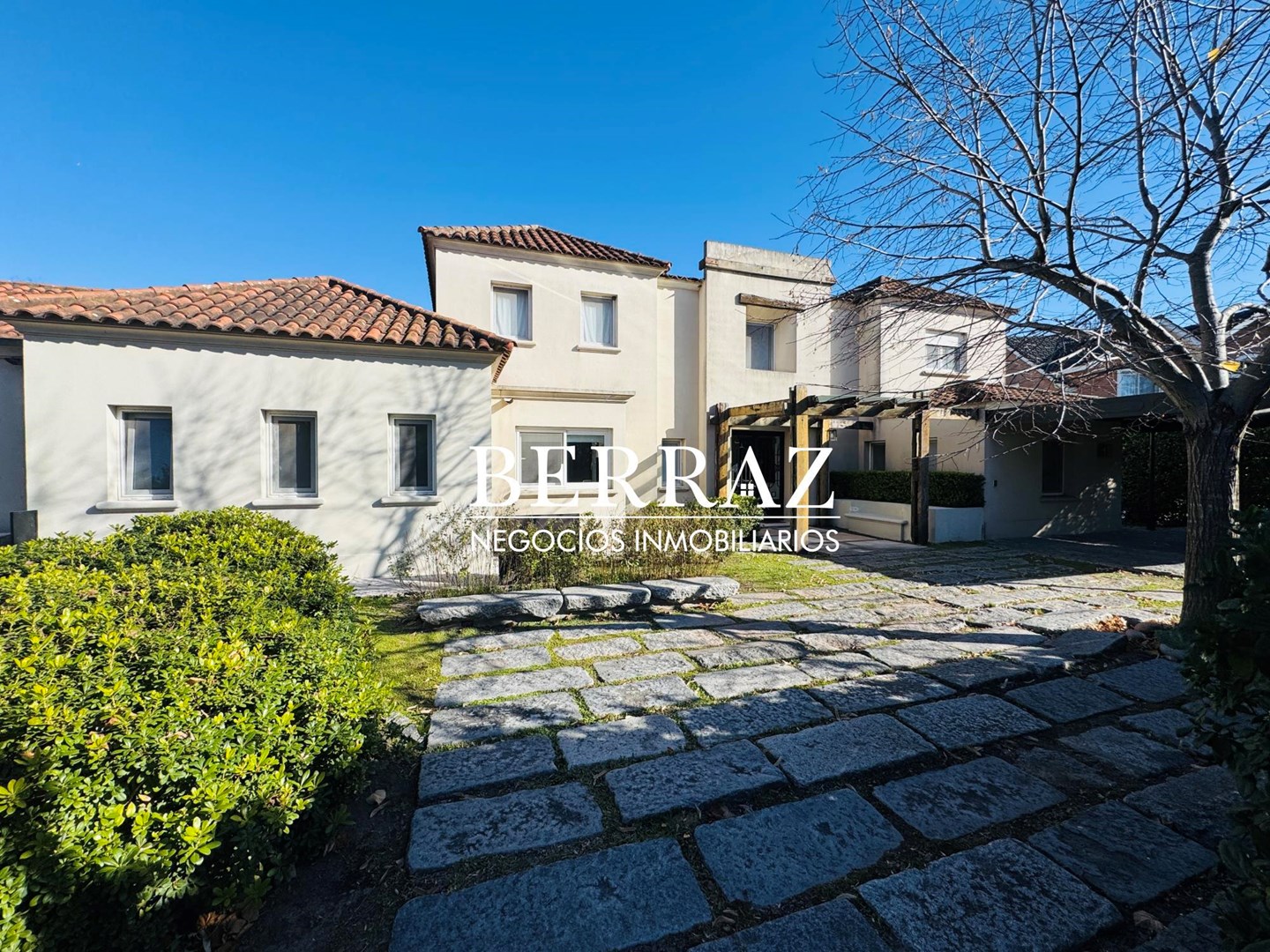 Casa Venta 6 Dormitorios Ayres de Pilar Lote de 1826 m2 Pilar