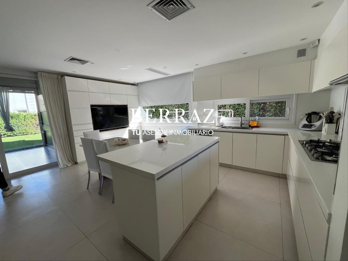 Casa Venta 5 Dormitorios Barrio Ayres Plaza Lote de 623 m2 Pilar