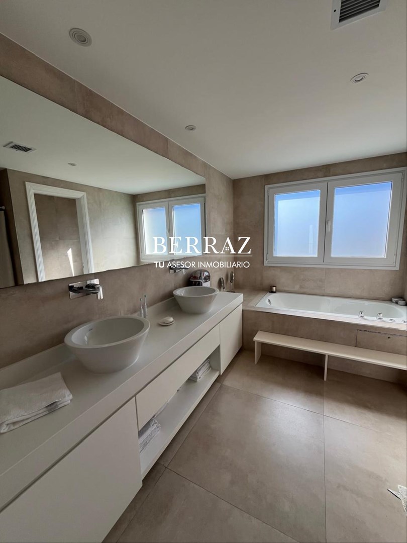 Casa Venta 5 Dormitorios Barrio Ayres Plaza Lote de 623 m2 Pilar