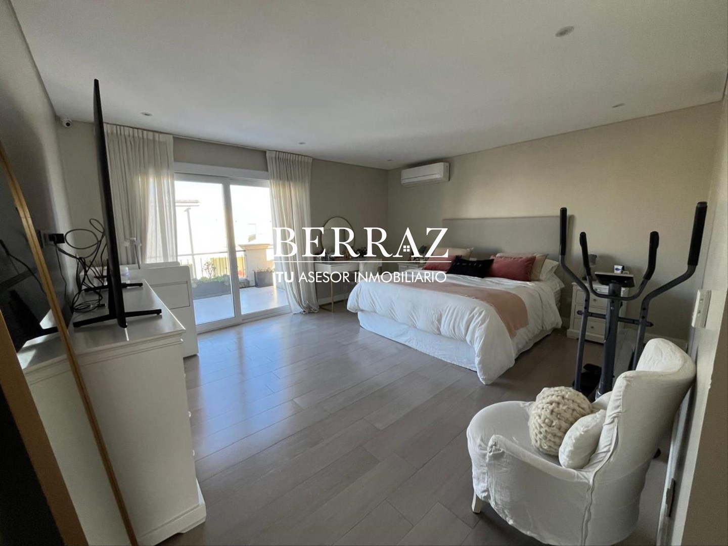 Casa Venta 5 Dormitorios Barrio Ayres Plaza Lote de 623 m2 Pilar