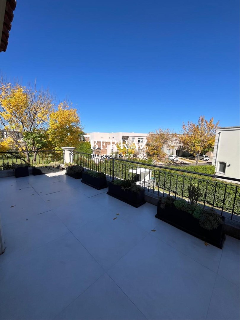 Casa Venta 5 Dormitorios Barrio Ayres Plaza Lote de 623 m2 Pilar