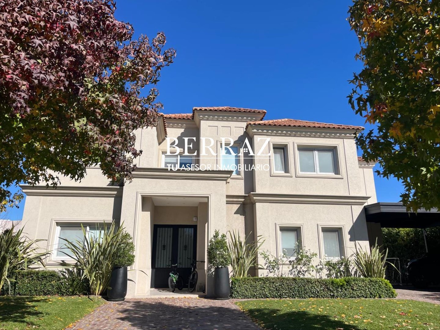 Casa Venta 5 Dormitorios Barrio Ayres Plaza Lote de 623 m2 Pilar
