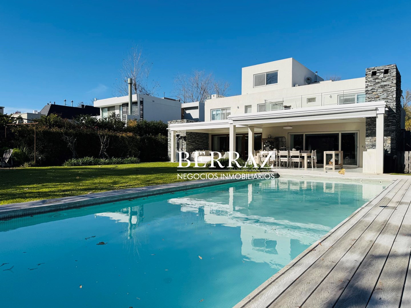  Casa Venta 5 Dormitorios Ayres del Pilar Lote de 1037 m2 Pilar