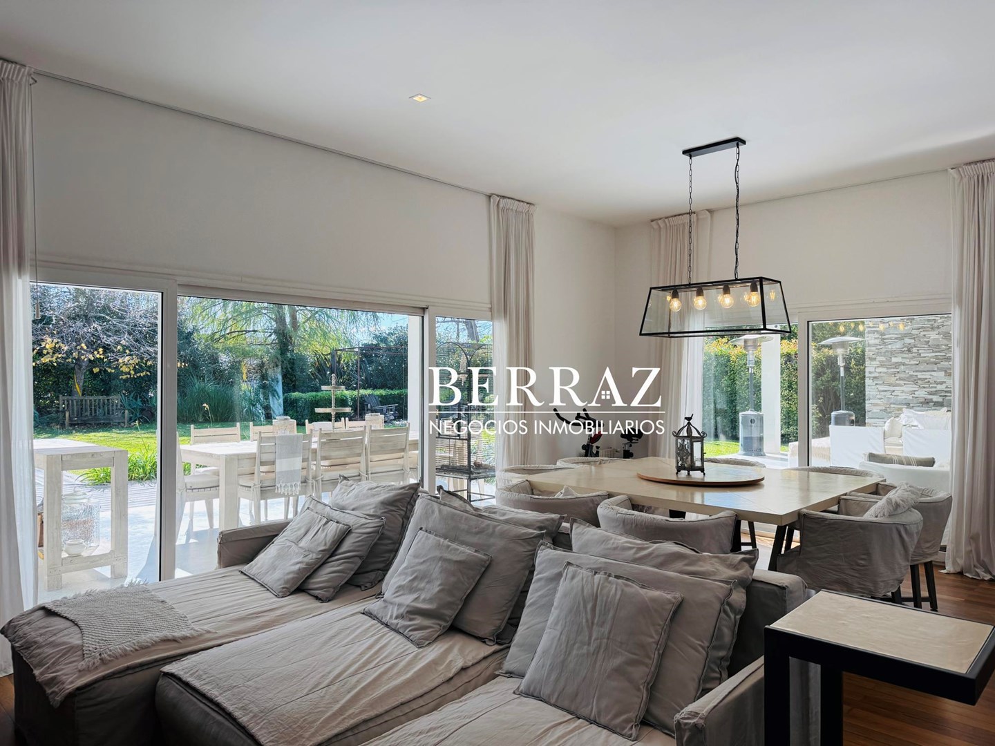  Casa Venta 5 Dormitorios Ayres del Pilar Lote de 1037 m2 Pilar