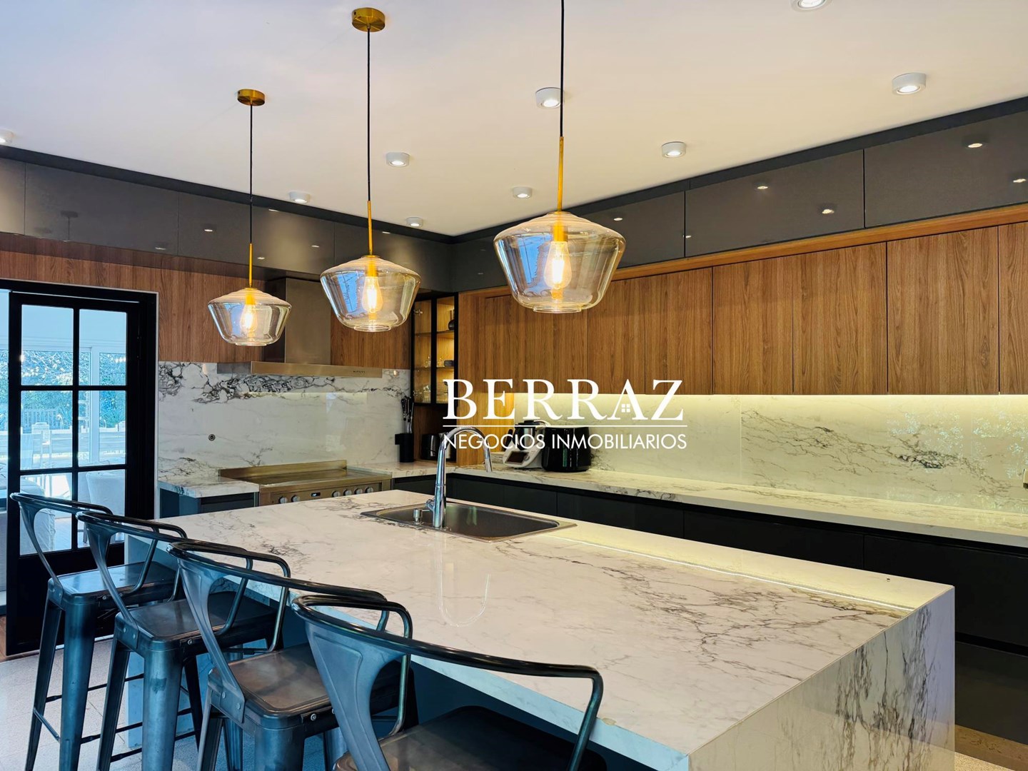  Casa Venta 5 Dormitorios Ayres del Pilar Lote de 1037 m2 Pilar