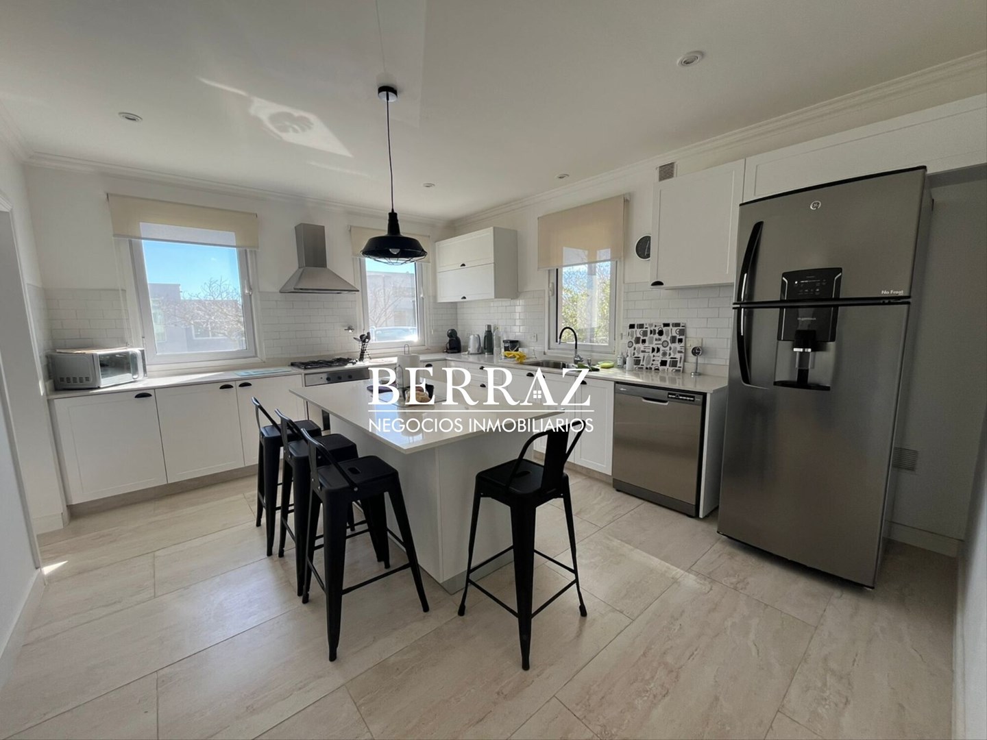 Casa Venta 4 Dormitorios Barrio Santa Guadalupe Lote de 735 m2 Pilar del Este