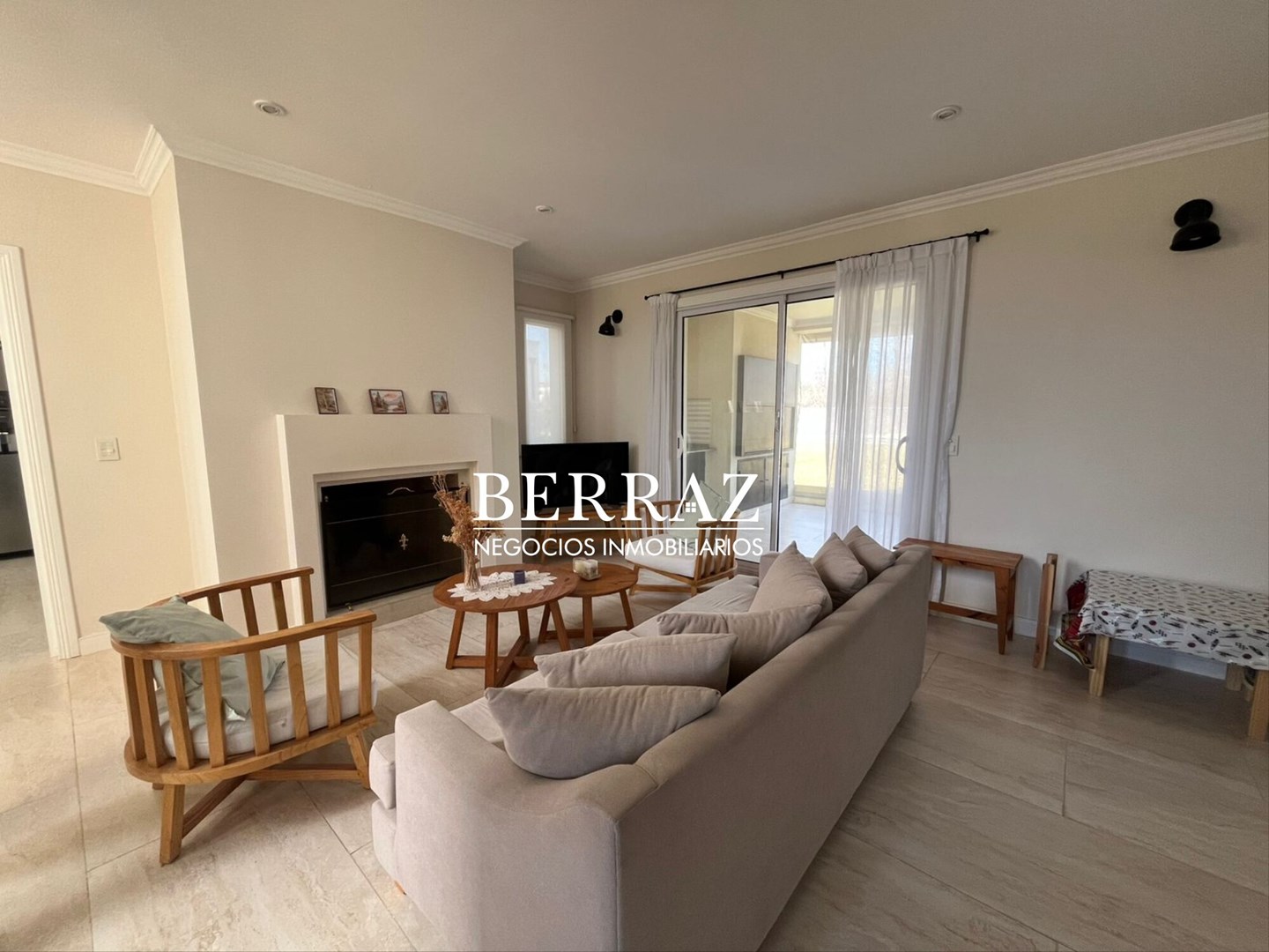 Casa Venta 4 Dormitorios Barrio Santa Guadalupe Lote de 735 m2 Pilar del Este