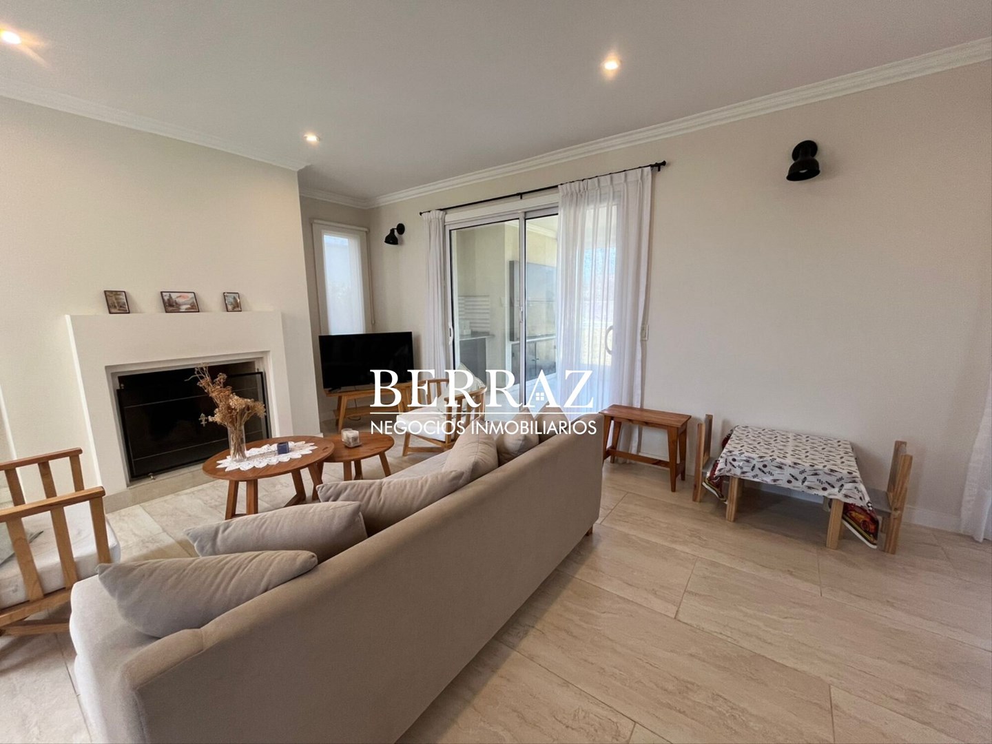 Casa Venta 4 Dormitorios Barrio Santa Guadalupe Lote de 735 m2 Pilar del Este