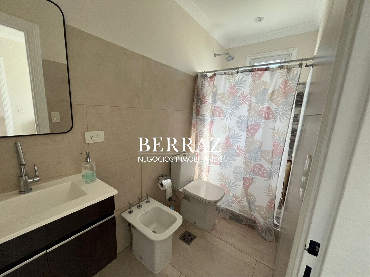 Casa Venta 4 Dormitorios Barrio Santa Guadalupe Lote de 735 m2 Pilar del Este