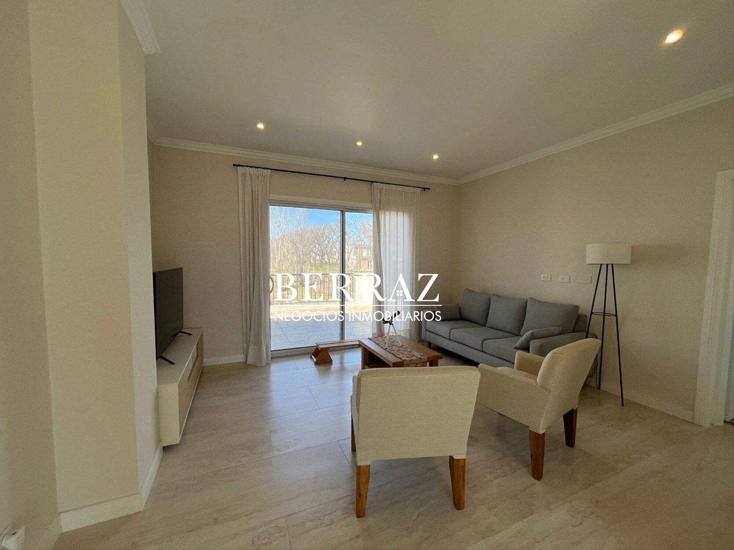 Casa Venta 4 Dormitorios Barrio Santa Guadalupe Lote de 735 m2 Pilar del Este