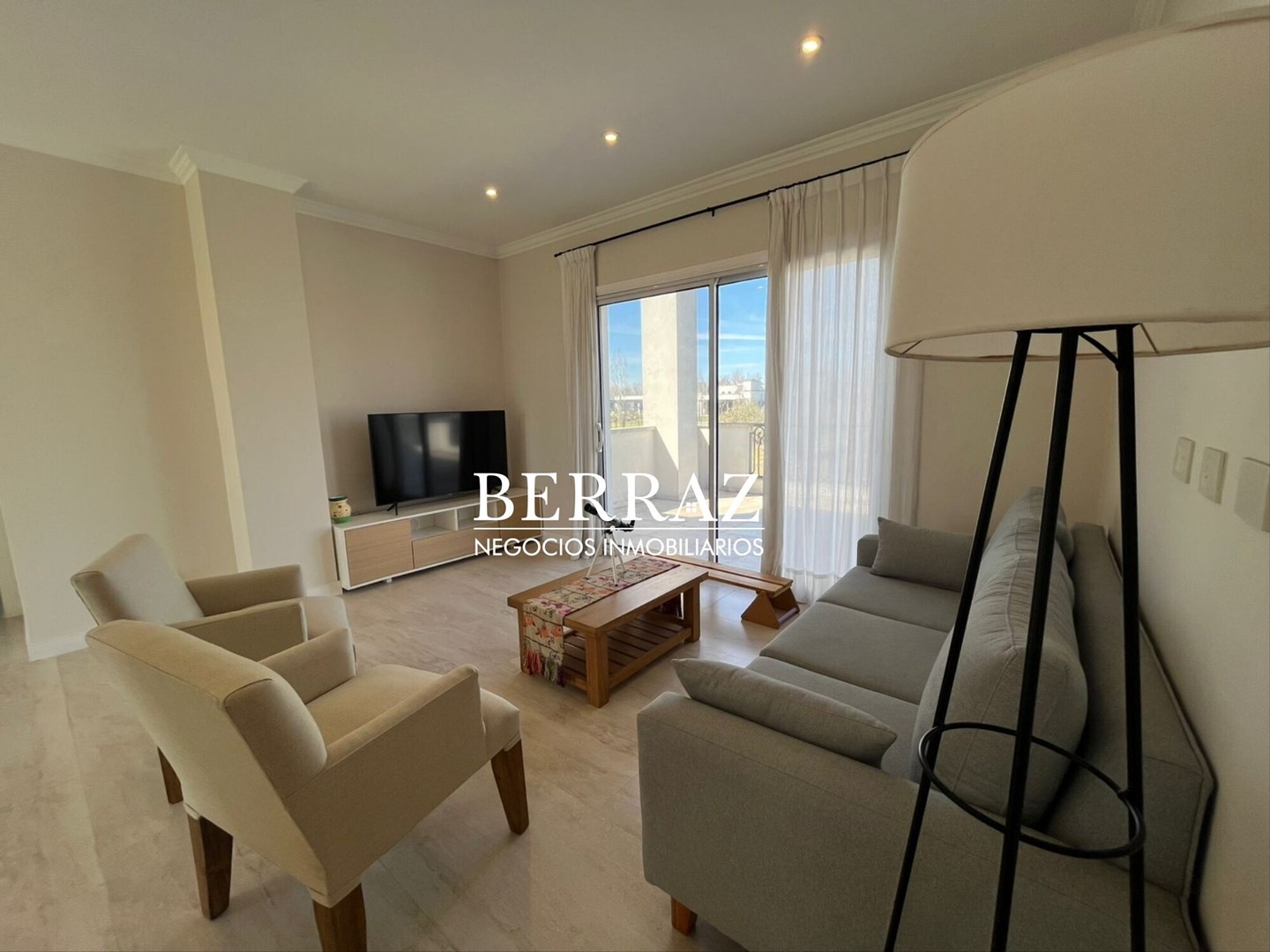Casa Venta 4 Dormitorios Barrio Santa Guadalupe Lote de 735 m2 Pilar del Este