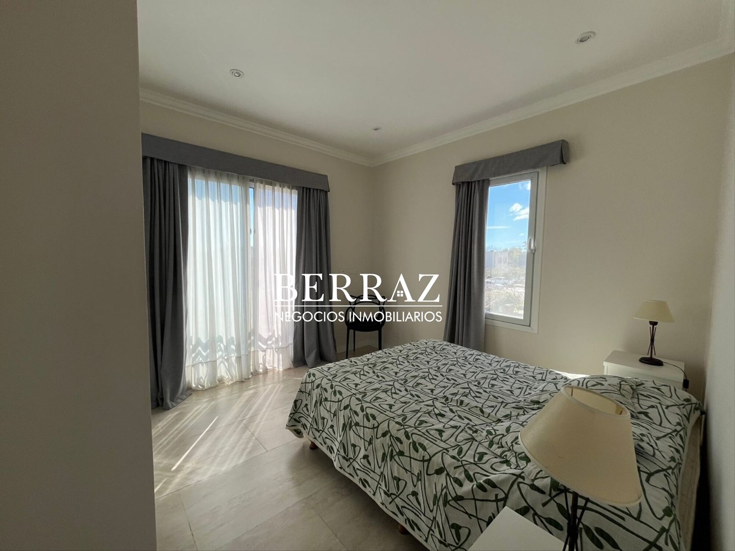 Casa Venta 4 Dormitorios Barrio Santa Guadalupe Lote de 735 m2 Pilar del Este