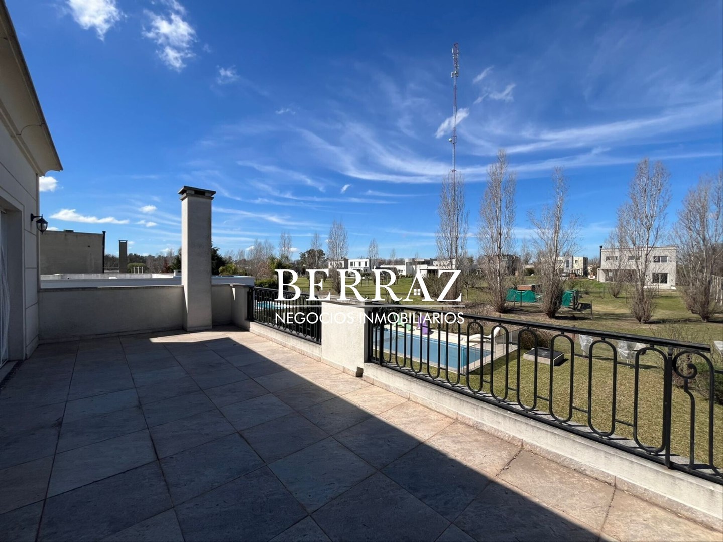 Casa Venta 4 Dormitorios Barrio Santa Guadalupe Lote de 735 m2 Pilar del Este
