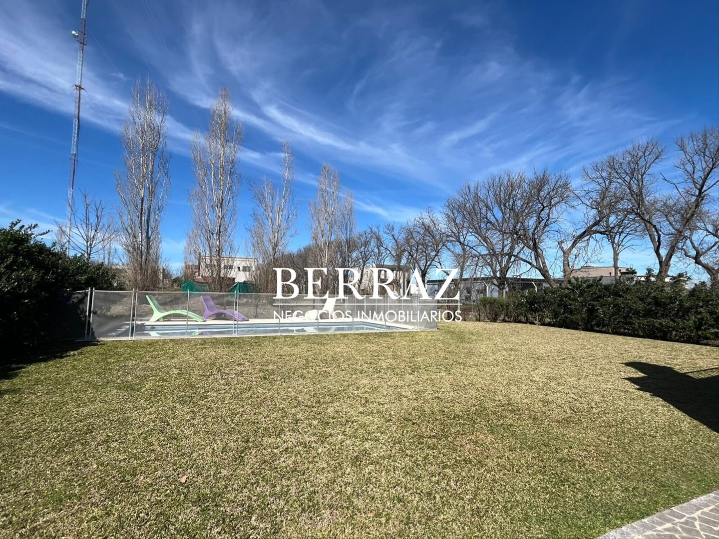 Casa Venta 4 Dormitorios Barrio Santa Guadalupe Lote de 735 m2 Pilar del Este