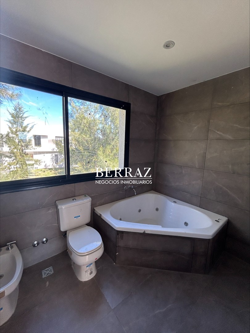  ¡OPORTUNIDAD EN EL NAUDIR! Los dueños financian una parte | Casa de 3 dormitorios en suite con vista