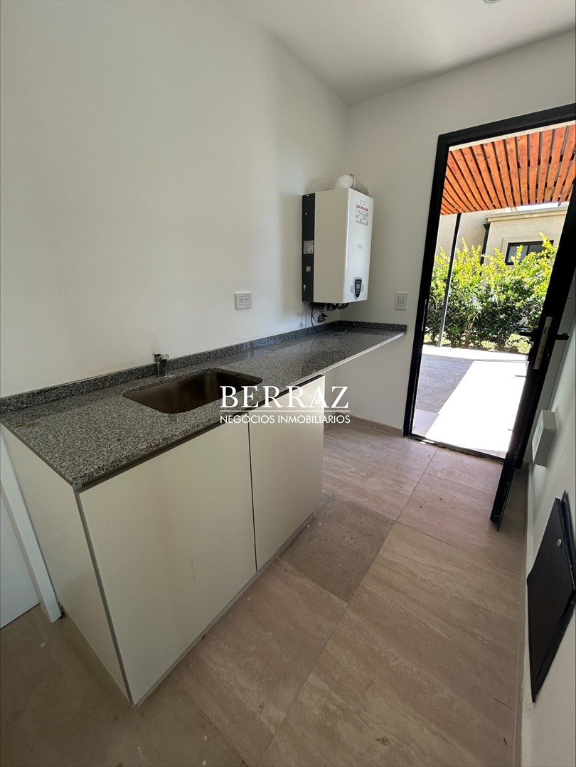  ¡OPORTUNIDAD EN EL NAUDIR! Los dueños financian una parte | Casa de 3 dormitorios en suite con vista