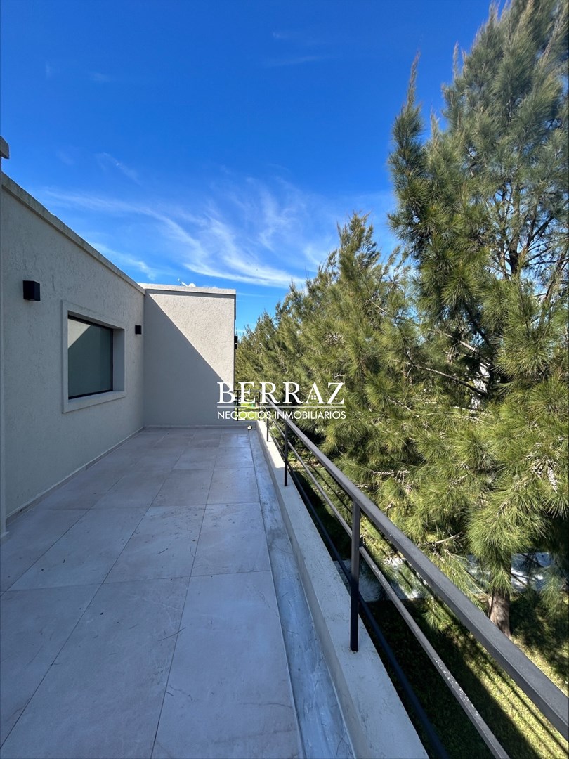  ¡OPORTUNIDAD EN EL NAUDIR! Los dueños financian una parte | Casa de 3 dormitorios en suite con vista