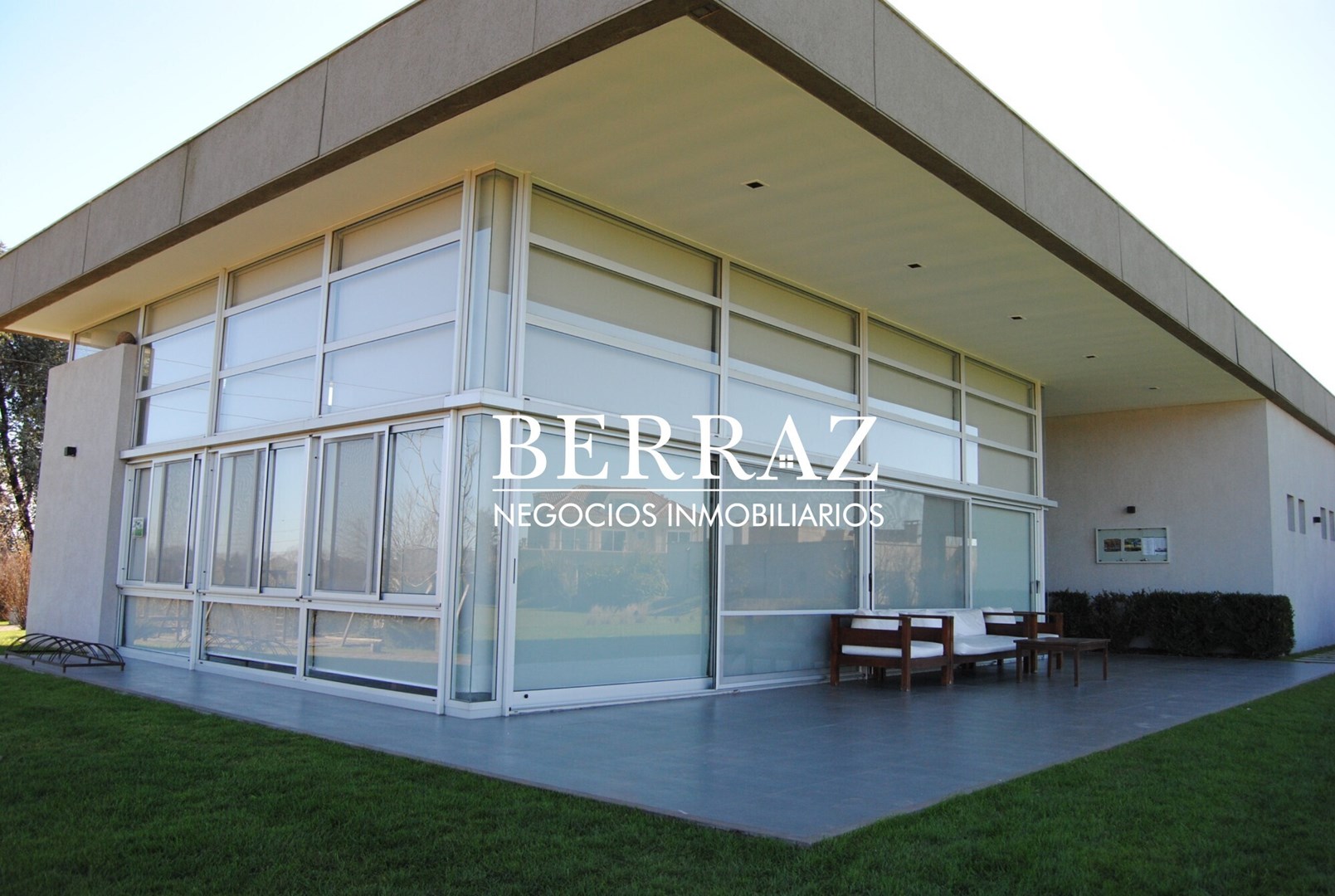 Casa Venta 4 Dormitorios Barrio Ayres Plaza Lote de 615 m2 Pilar