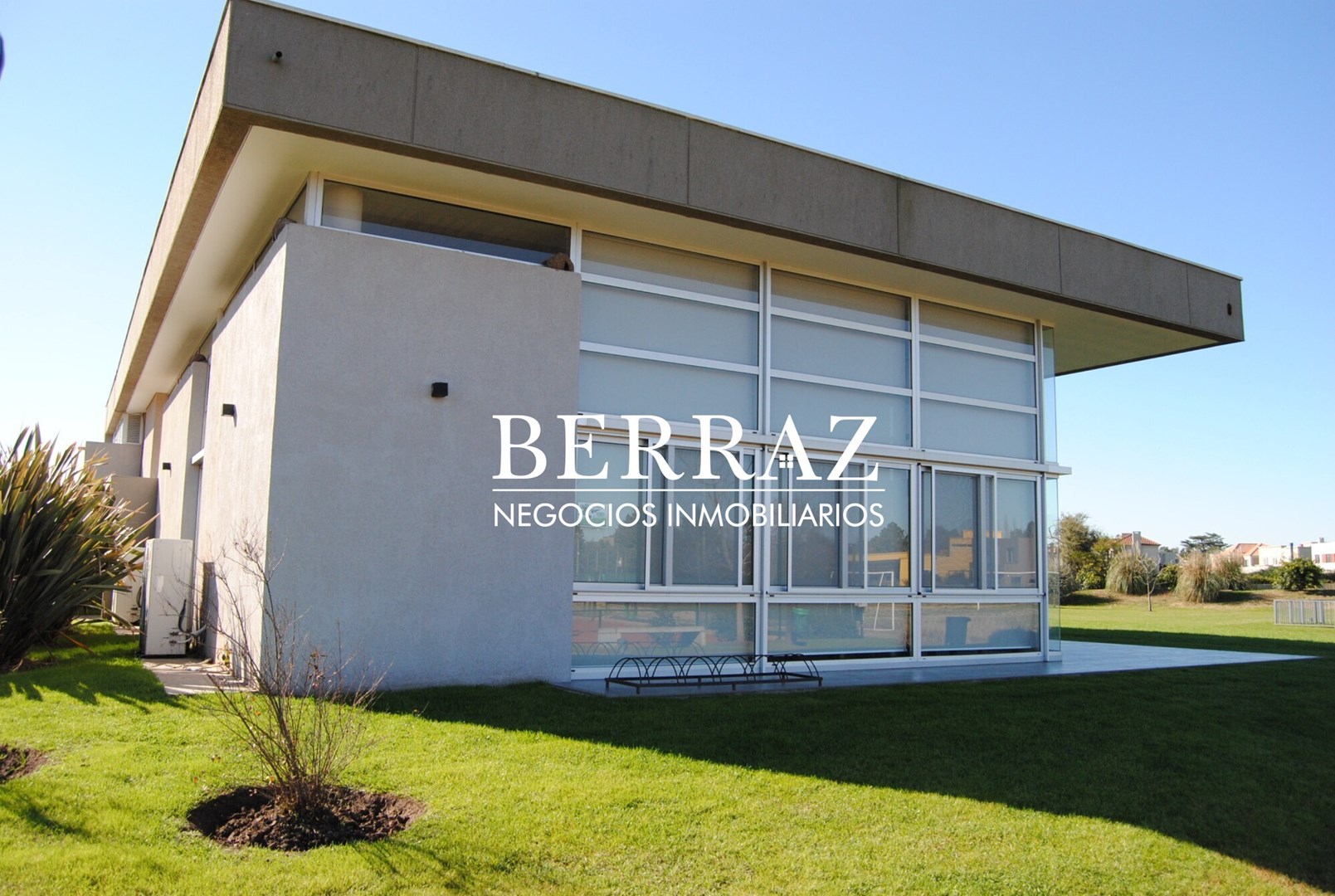 Casa Venta 4 Dormitorios Barrio Ayres Plaza Lote de 615 m2 Pilar