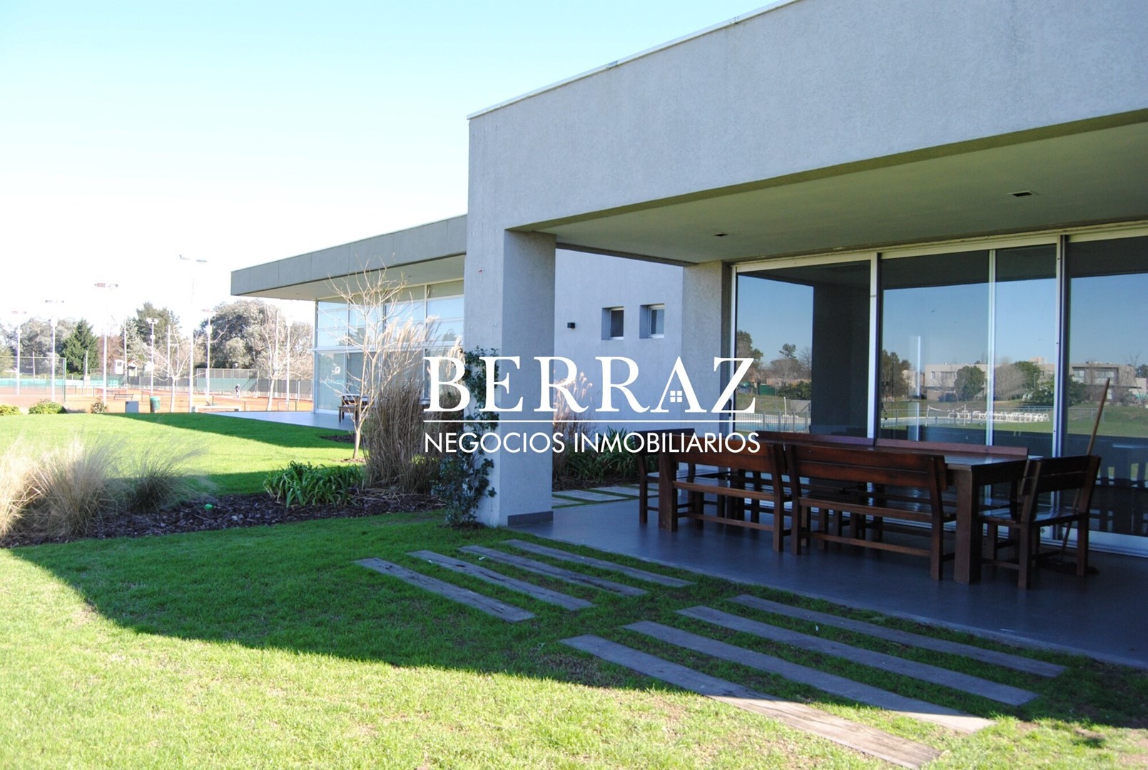 Casa Venta 4 Dormitorios Barrio Ayres Plaza Lote de 615 m2 Pilar
