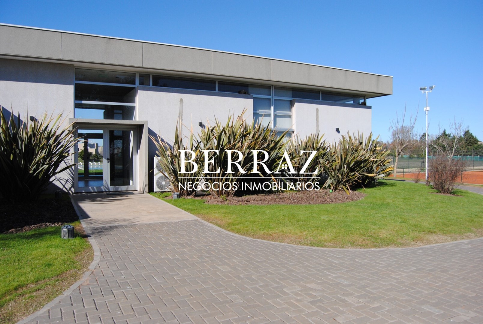 Casa Venta 4 Dormitorios Barrio Ayres Plaza Lote de 615 m2 Pilar