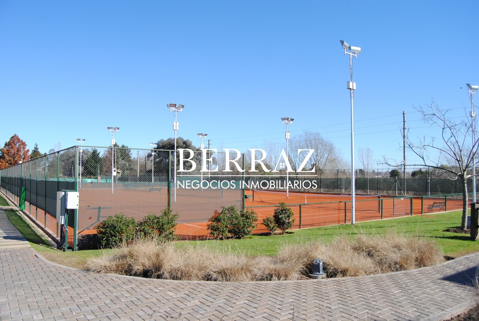 Casa Venta 4 Dormitorios Barrio Ayres Plaza Lote de 615 m2 Pilar