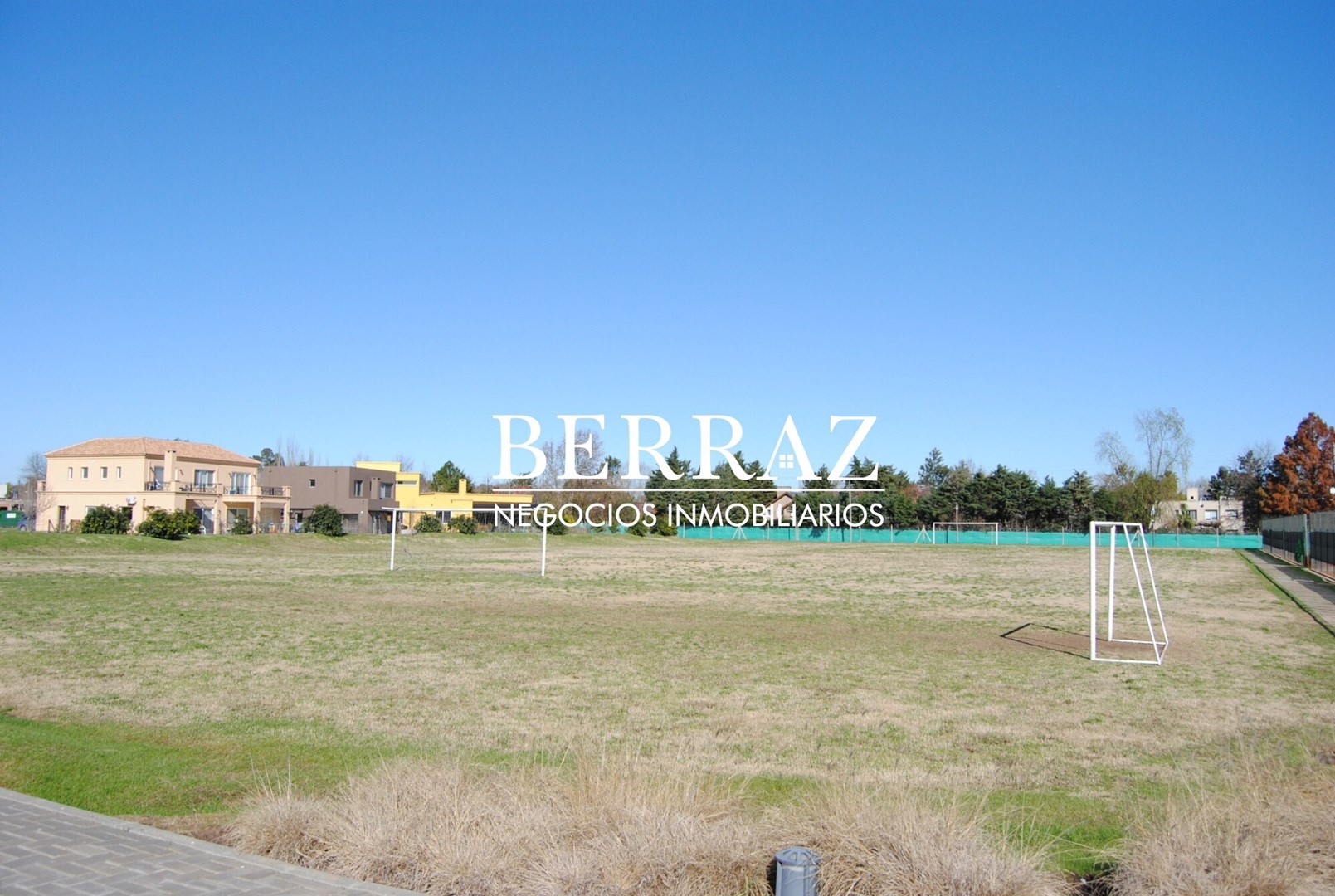 Casa Venta 4 Dormitorios Barrio Ayres Plaza Lote de 615 m2 Pilar