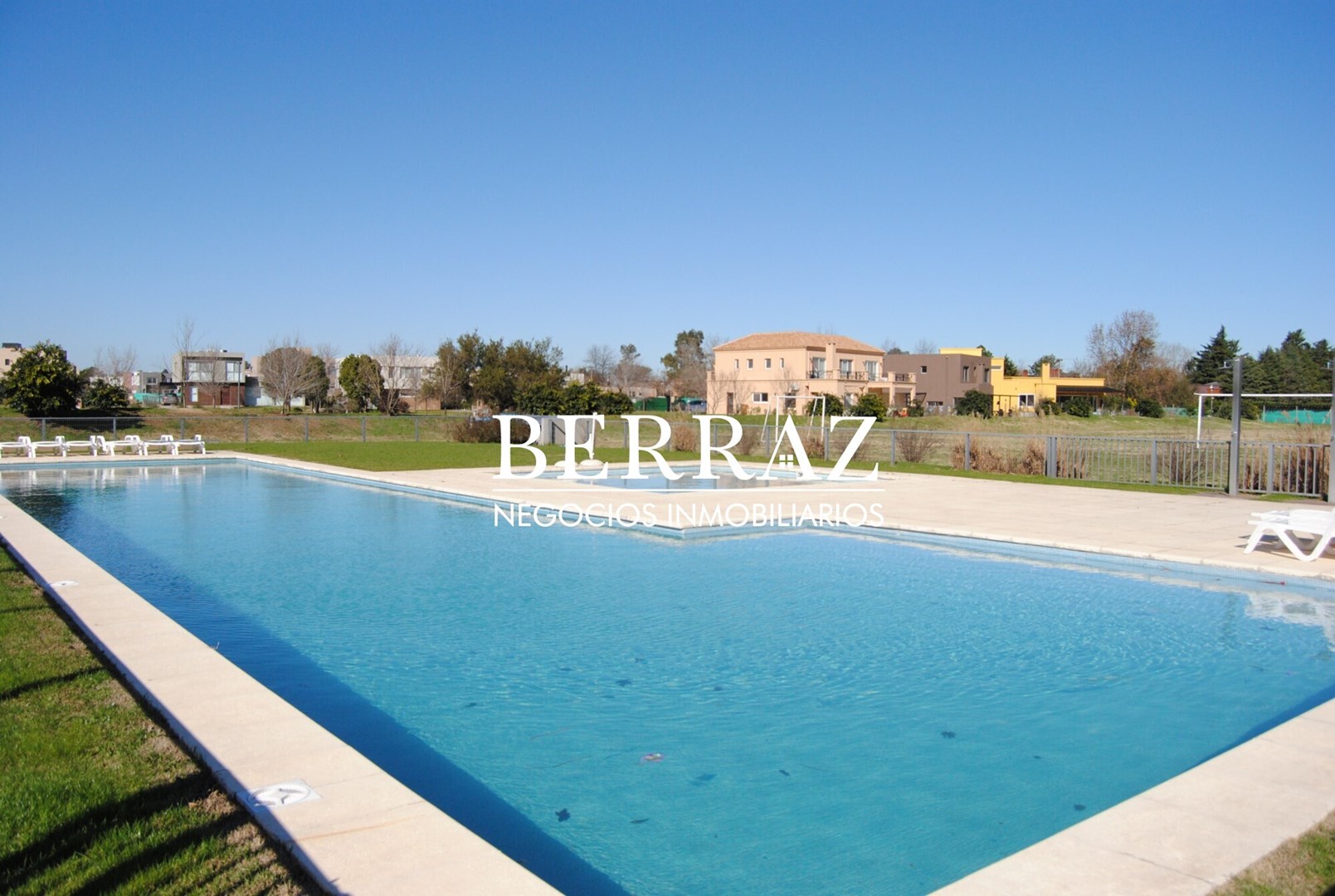 Casa Venta 4 Dormitorios Barrio Ayres Plaza Lote de 615 m2 Pilar