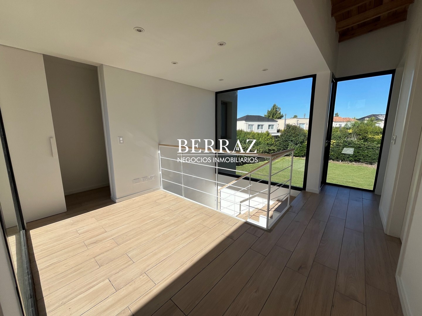 Casa Venta 4 Dormitorios Barrio Ayres Plaza Lote de 615 m2 Pilar