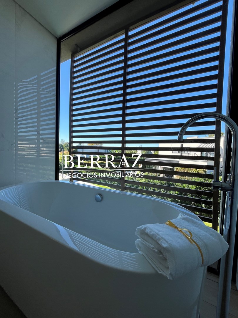 Casa Venta 4 Dormitorios Barrio Ayres Plaza Lote de 615 m2 Pilar