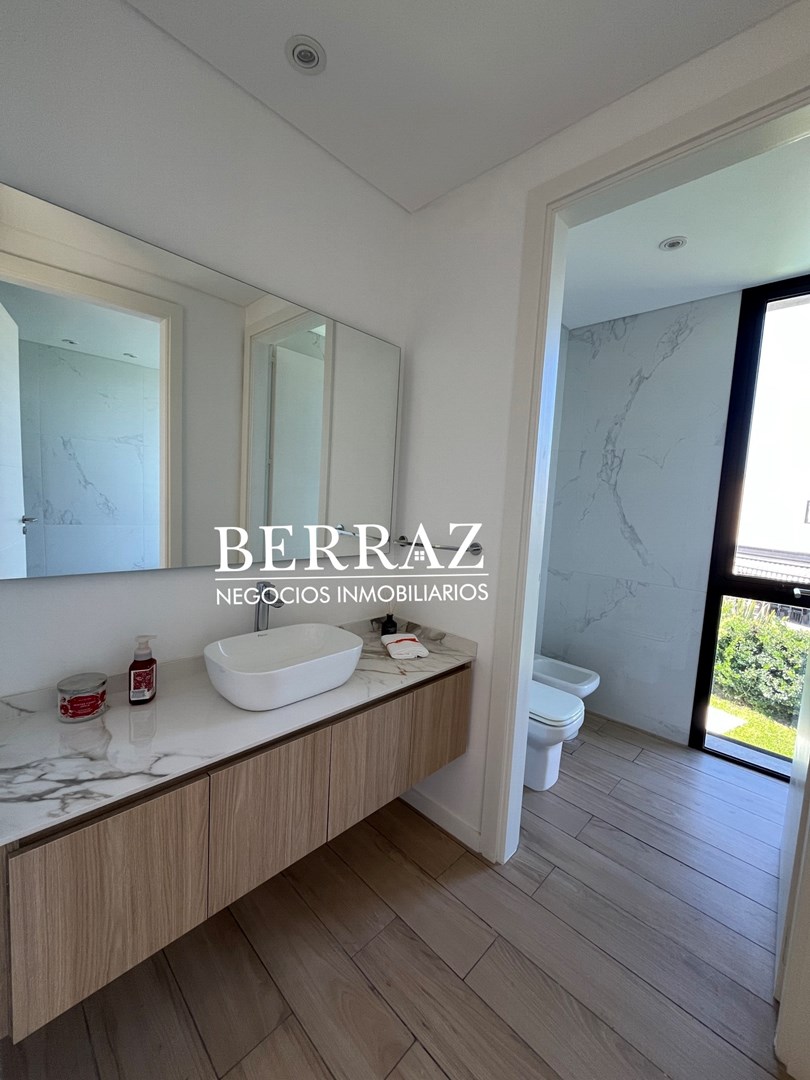 Casa Venta 4 Dormitorios Barrio Ayres Plaza Lote de 615 m2 Pilar