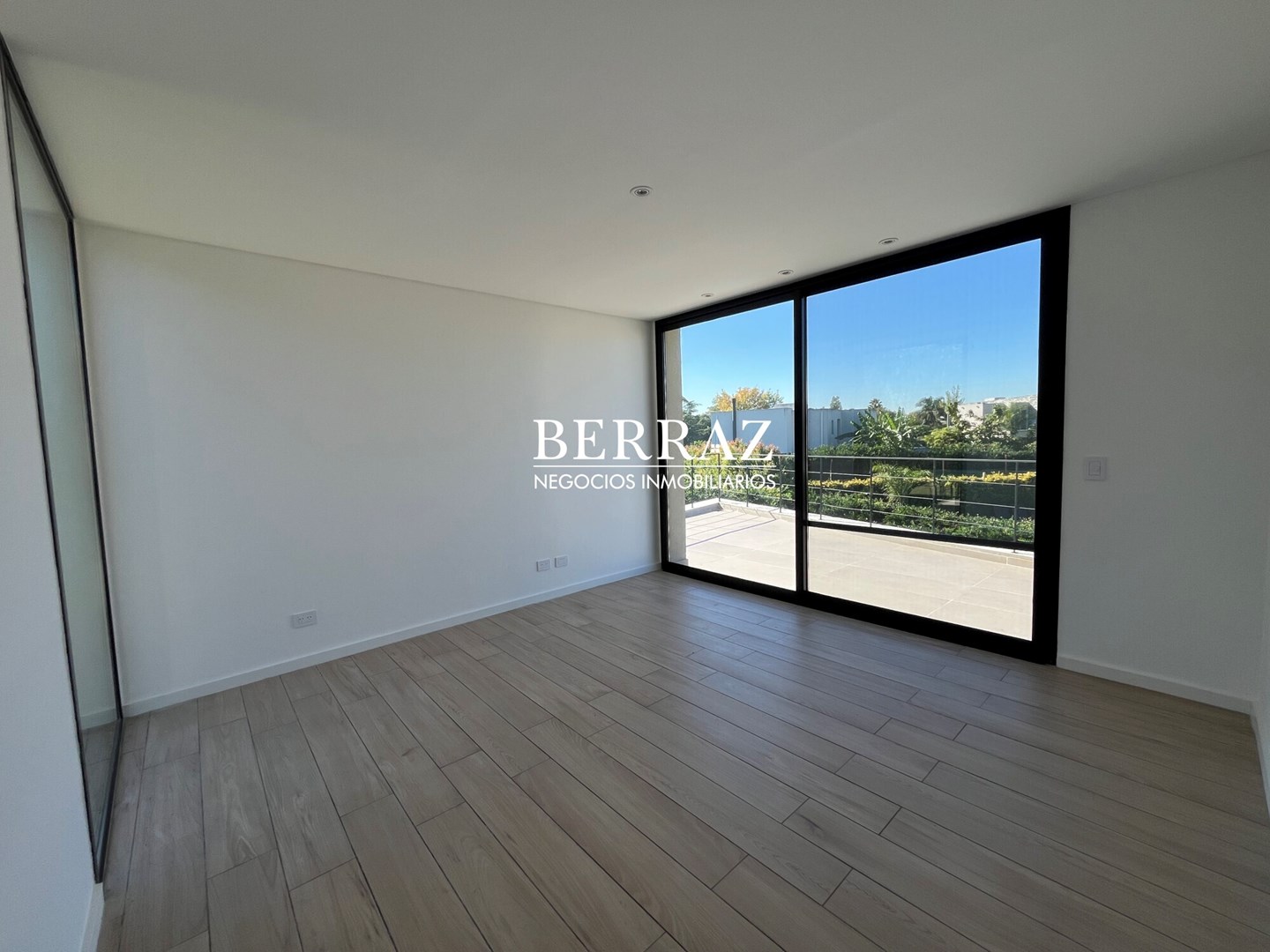 Casa Venta 4 Dormitorios Barrio Ayres Plaza Lote de 615 m2 Pilar