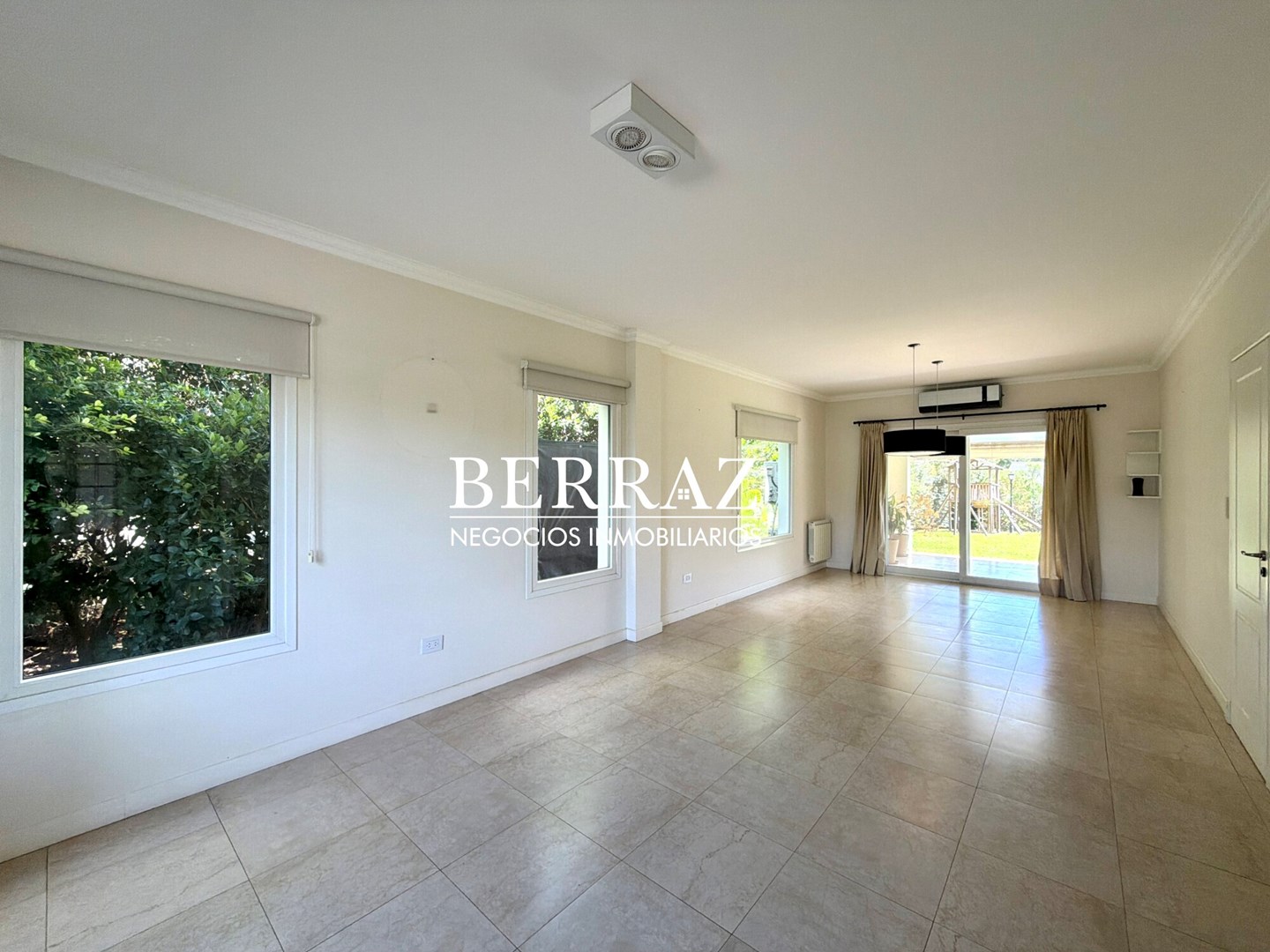 Casa Venta 4 Dormitorios La Lomada Lote de 850 m2 Pilar Zona Norte