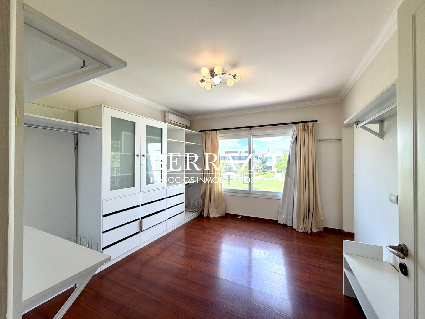 Casa Venta 4 Dormitorios La Lomada Lote de 850 m2 Pilar Zona Norte