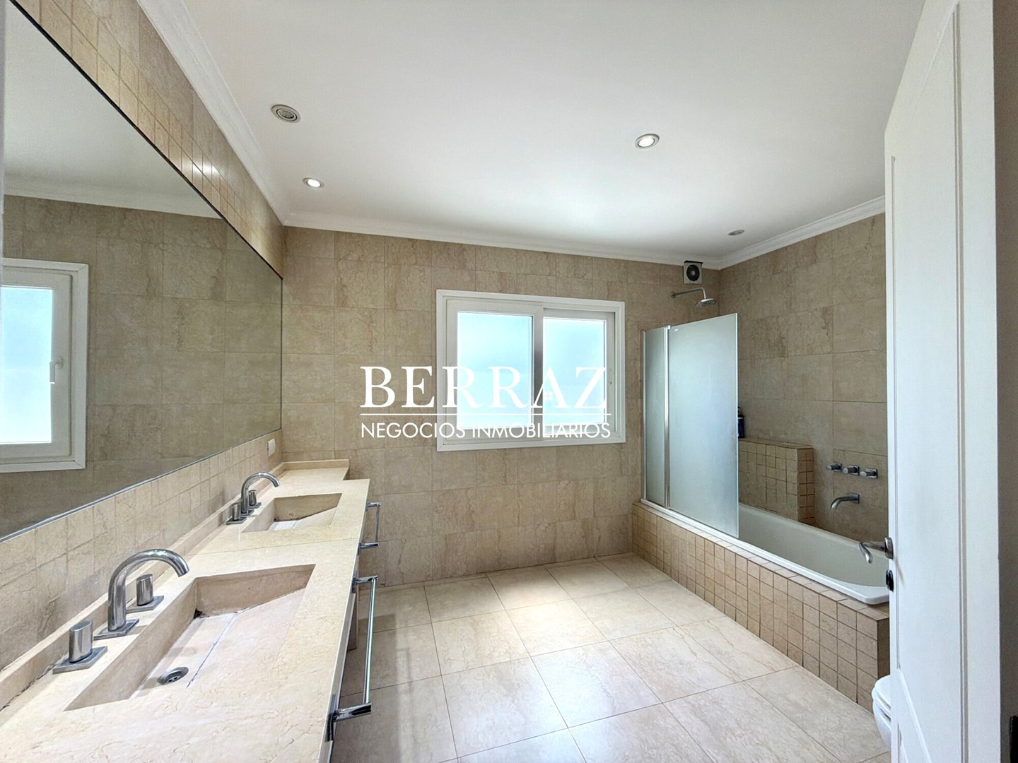 Casa Venta 4 Dormitorios La Lomada Lote de 850 m2 Pilar Zona Norte