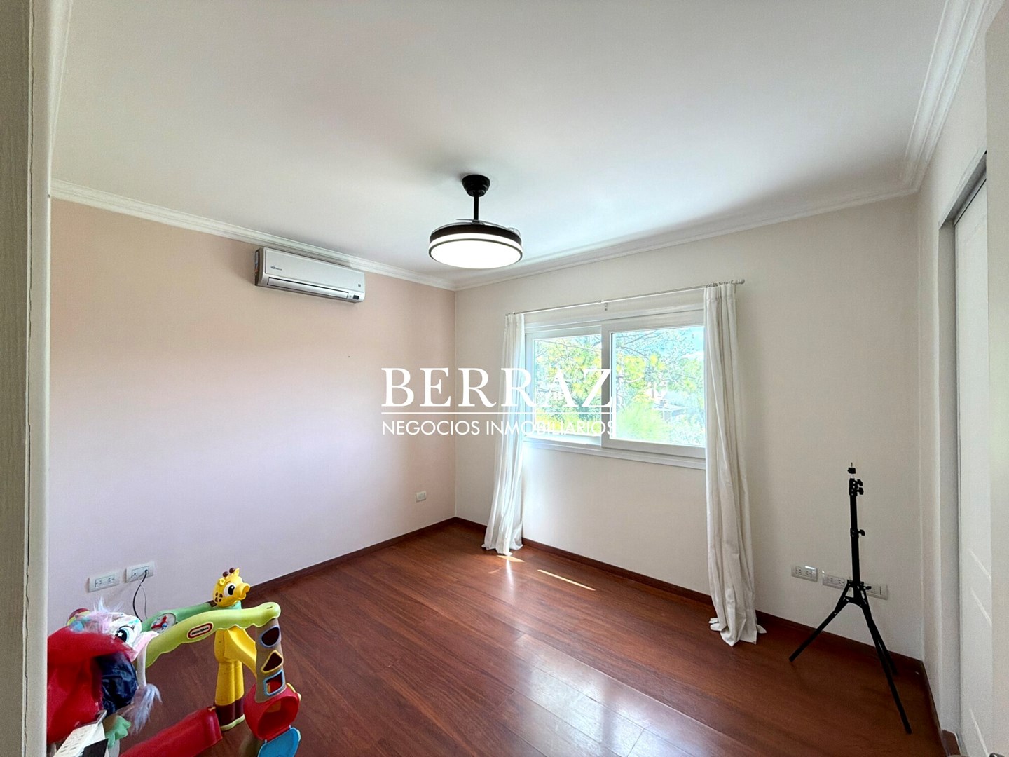 Casa Venta 4 Dormitorios La Lomada Lote de 850 m2 Pilar Zona Norte