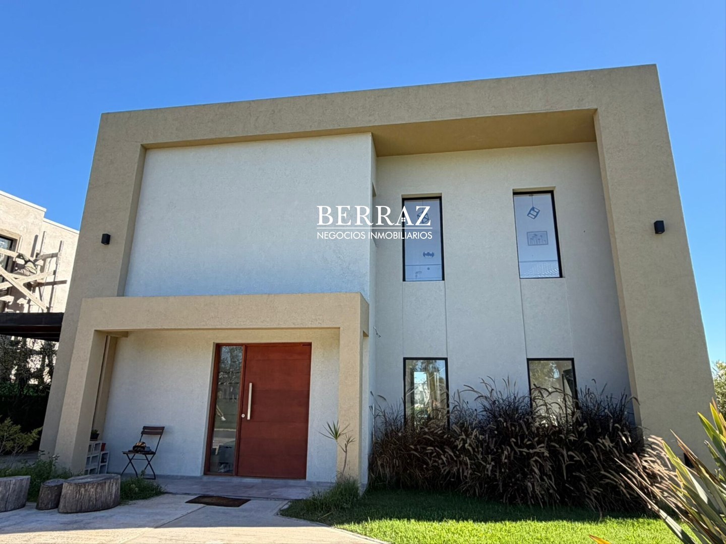 Casa Venta 3 Dormitorios Barrio Santa Emilia Lote de 487 m2 Pilar del Este