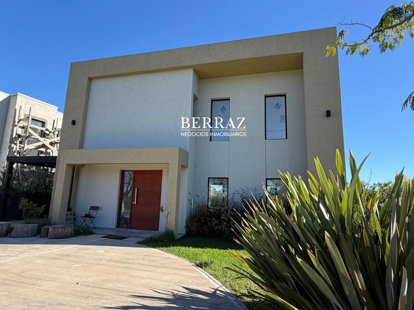 Casa Venta 3 Dormitorios Barrio Santa Emilia Lote de 487 m2 Pilar del Este