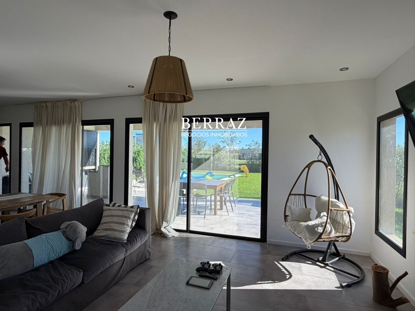 Casa Venta 3 Dormitorios Barrio Santa Emilia Lote de 487 m2 Pilar del Este