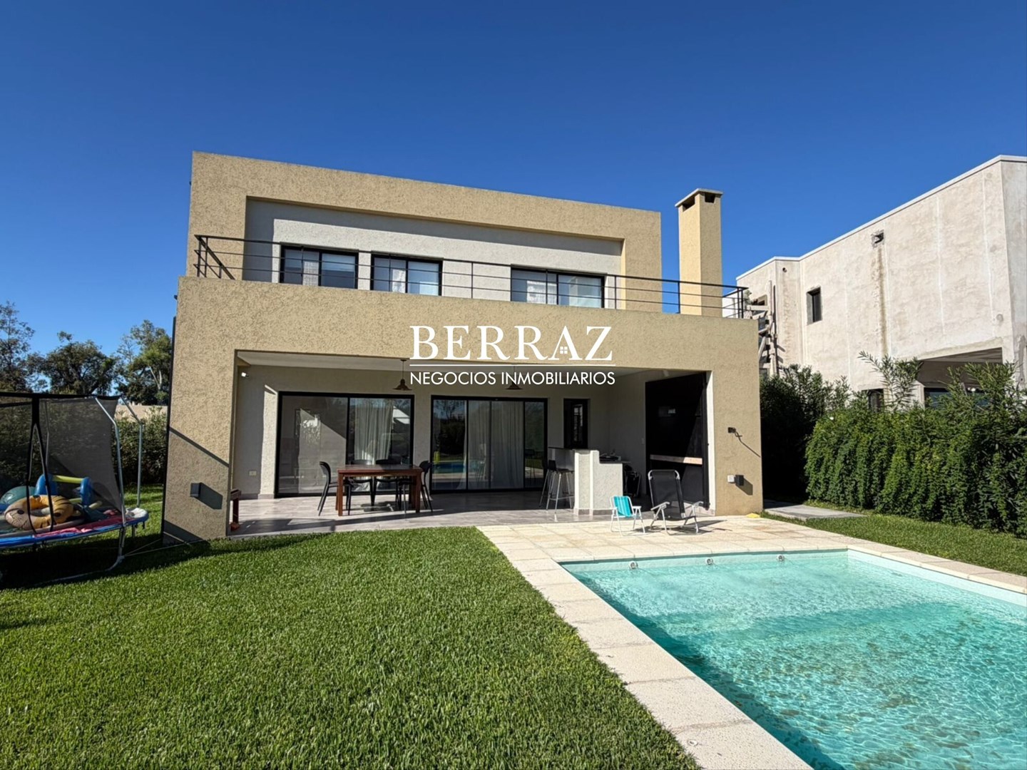 Casa Venta 3 Dormitorios Barrio Santa Emilia Lote de 487 m2 Pilar del Este